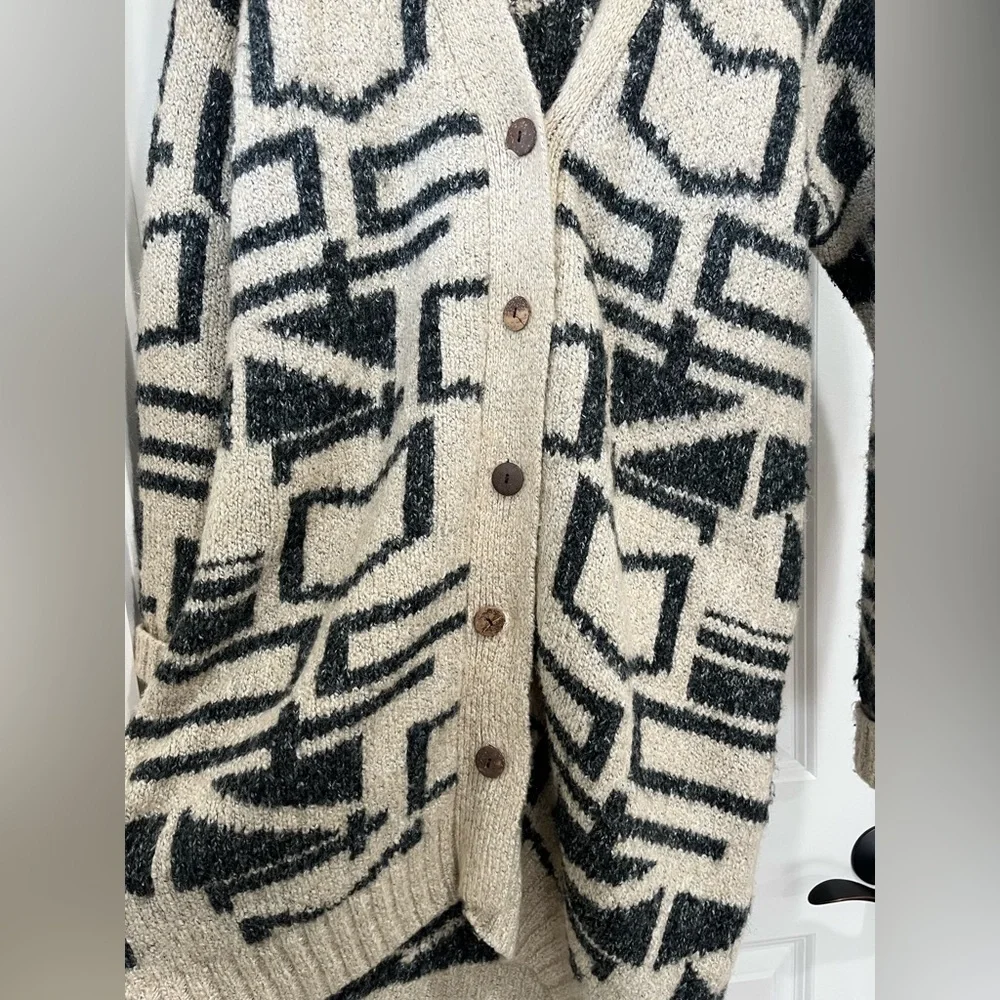 Geometric Patterned Beige and Black Sweater - Picture 4 of 6